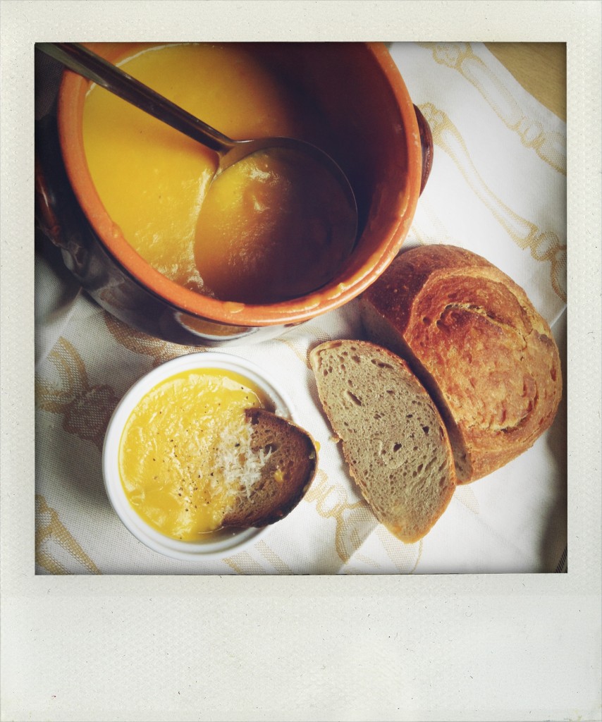 zuppa di zucca con pane al farro