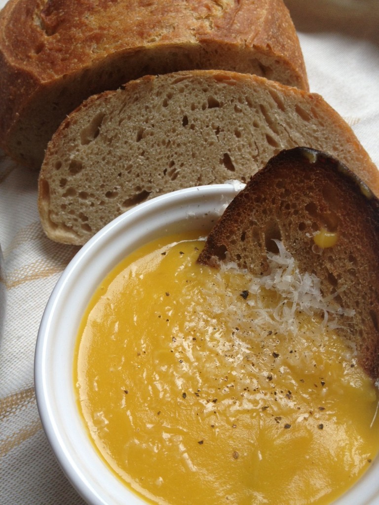 zuppa di zucca con pane al farro